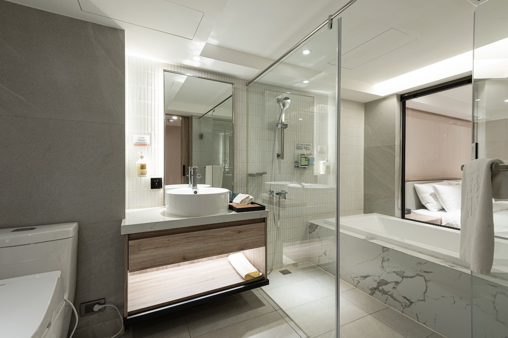 Deluxe Queen Room - Photo 4