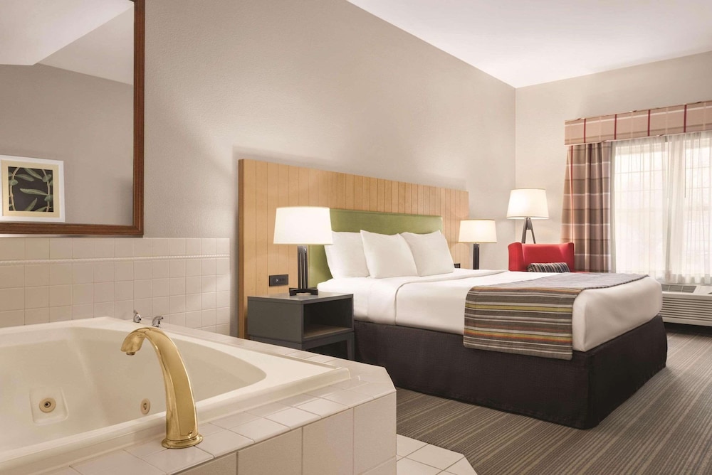 Suite, 1 King Bed, Accessible, Jetted Tub - Photo 4