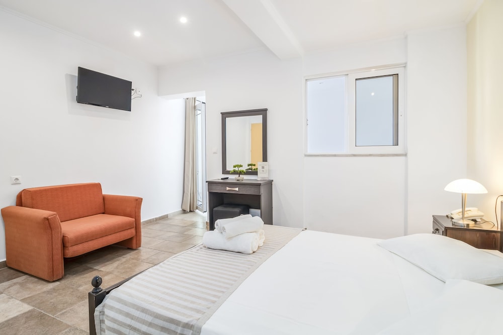 Basic Triple Room photo 2