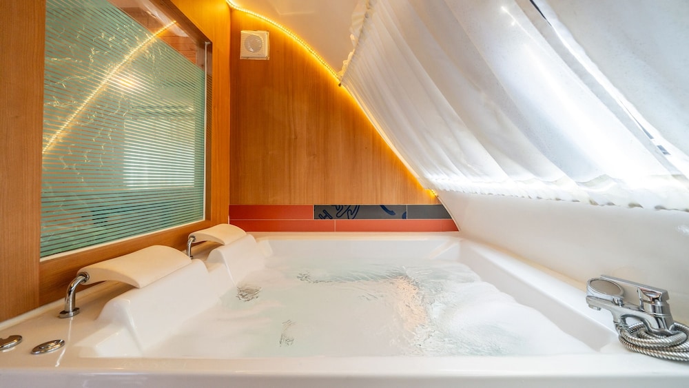 Basic Room, 1 Bedroom (Luxury Couple's Spa No. 1(Spa/Random))