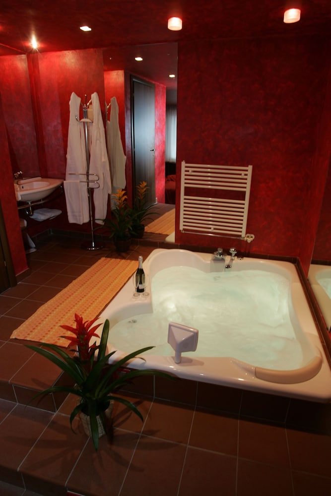 Suite, Jetted Tub photo 3