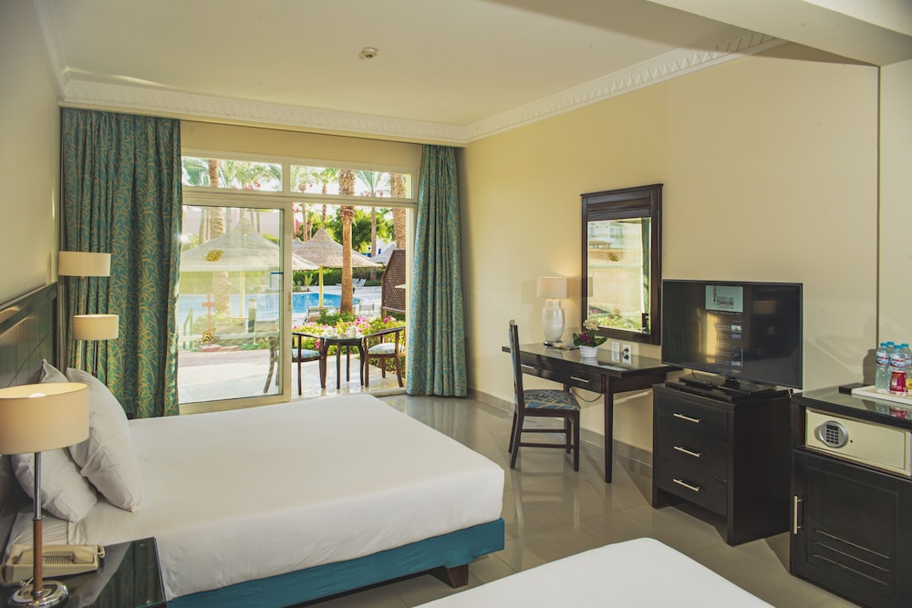 Standard Room, 3 Twin Beds, Pool View - Photo 6