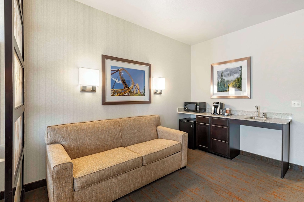 Suite, 1 King Bed with Sofa bed, Accessible, Non Smoking - Photo 6
