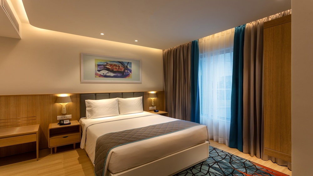 Junior Suite, 1 Queen Bed - Photo 4