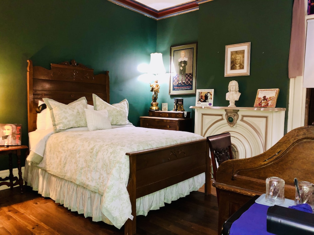 Deluxe Room, 1 Queen Bed, Non Smoking, Refrigerator (Bach) photo 1
