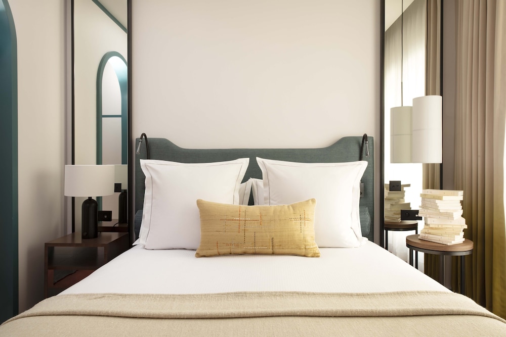 Executive Room thumbnail 6
