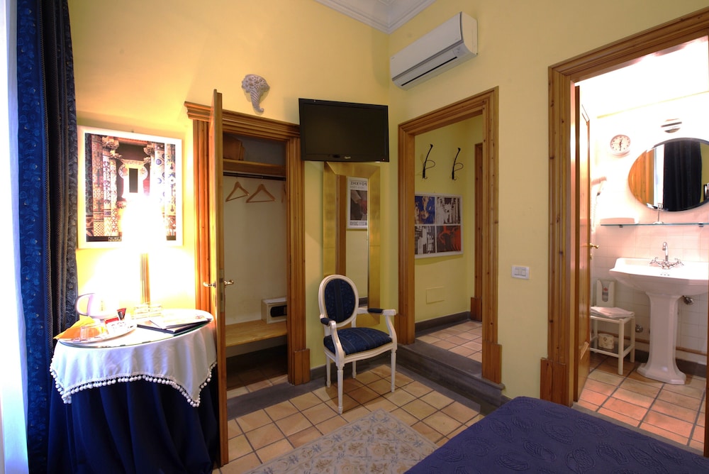 Small Double Room Street View photo 3