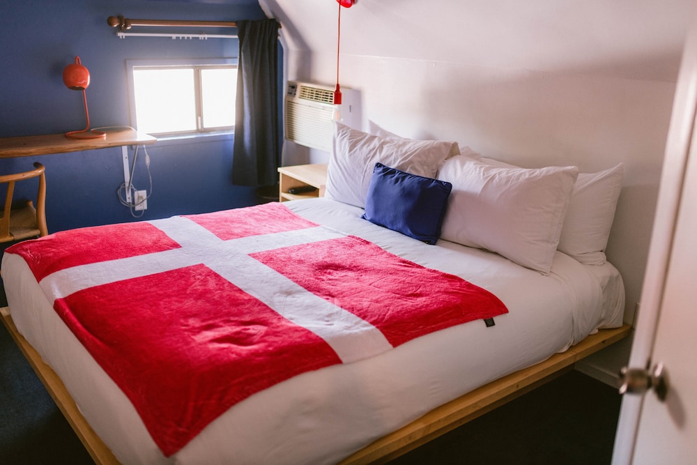 Economy Room, 1 Queen Bed (Upstairs) photo 1