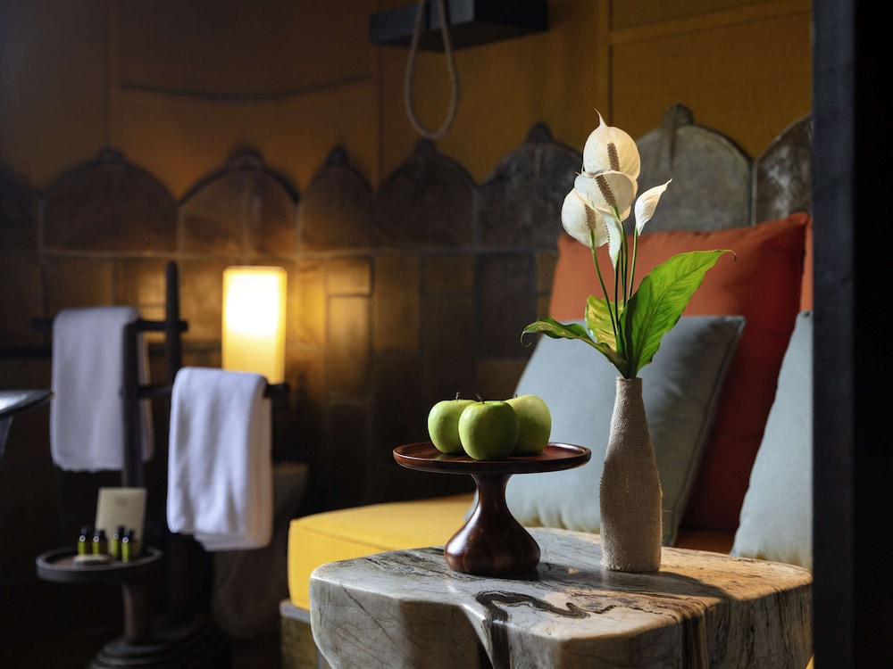 Deluxe Room, 1 King Bed (Village View) photo 3