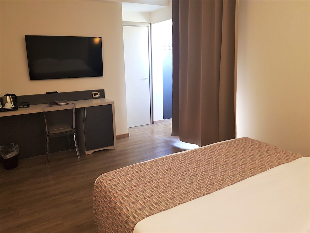 Deluxe Double Room Single Use, 1 Double Bed photo 2