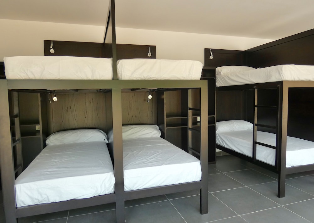 Dormitorio compartido, Dormitorio mixto, Baño compartido (1 cama en un Dormitorio mixto de 14 camas)