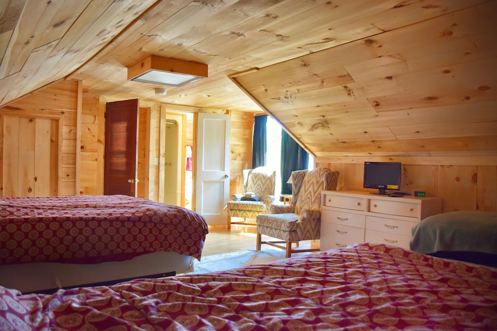 Standard Room (2 Doubles, 1 Single Bed) photo 1