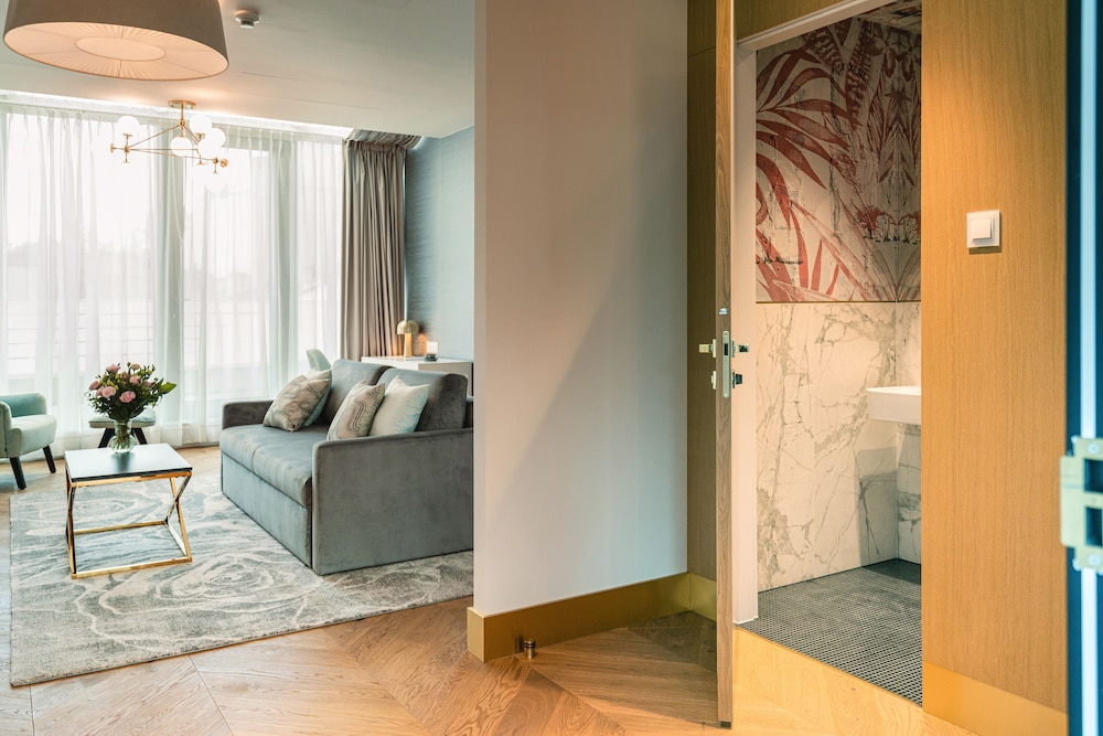 Luxury Suite - Photo 5