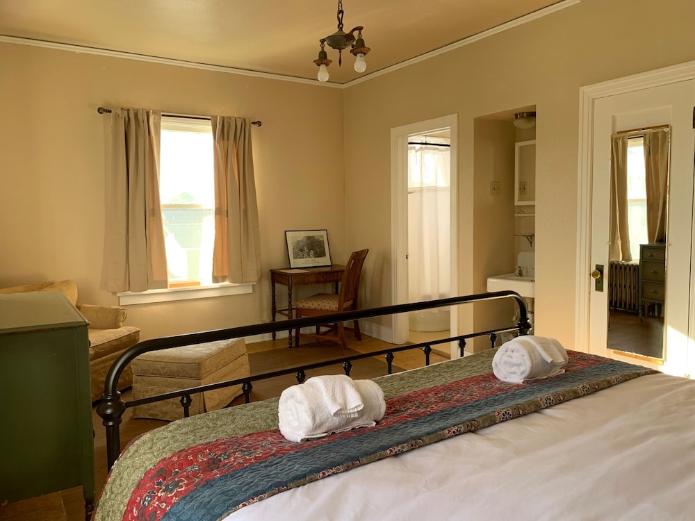 Standard Room, 1 King Bed photo 3