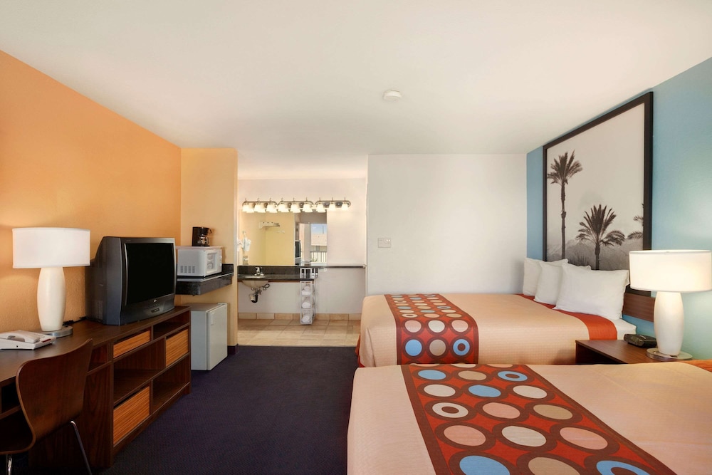 Room, 2 Queen Beds, Non Smoking (Upper Floor) - Photo 4