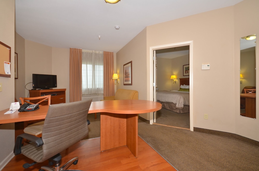 Suite, 1 Bedroom, Accessible (Comm, Mobil, Accessible Tub) - Photo 5