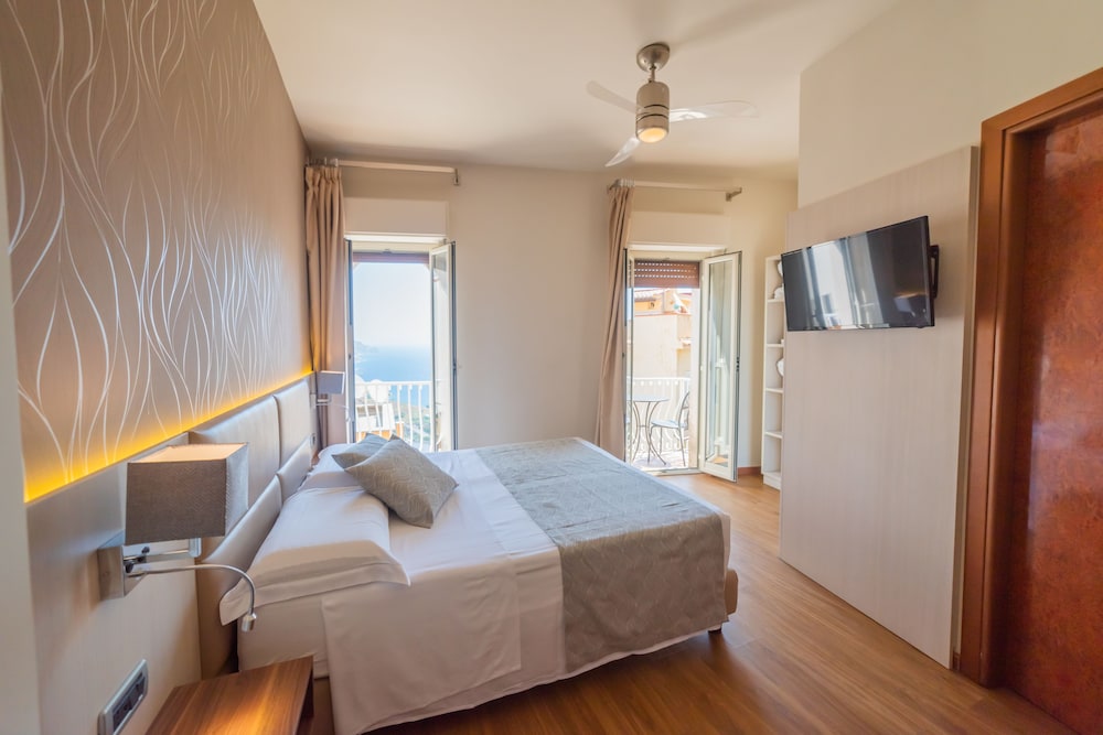 Deluxe Double or Twin Room, Balcony, Sea View - Photo 2