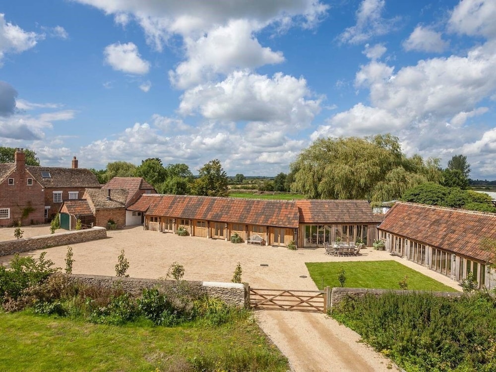 Exclusive Cottage, Private Bathroom (The Cowsheds - Sleeps 17)