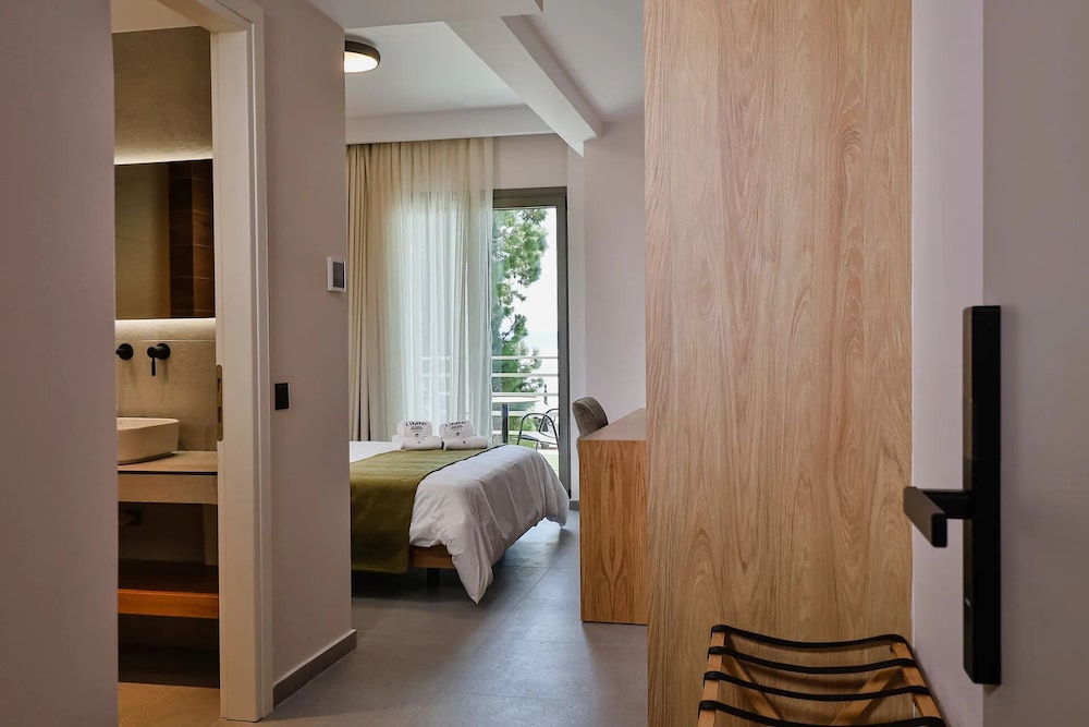 Standard Twin Room Balcony - Atrium View photo 3