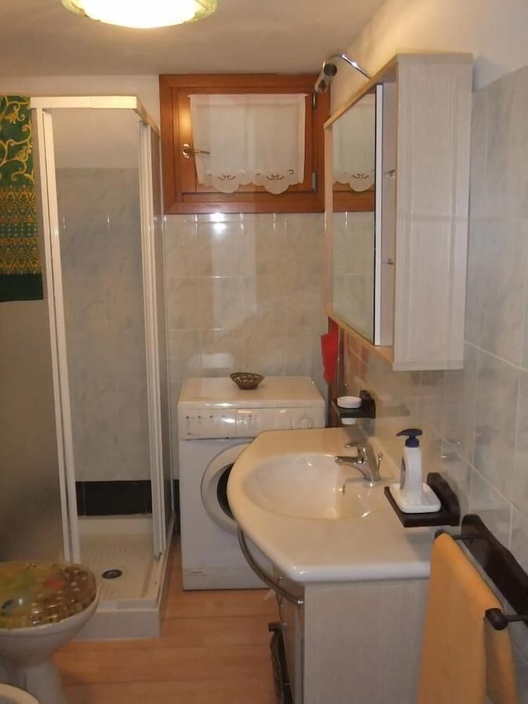 Chalet, 2 Bedrooms, Kitchen, Garden Area photo 3