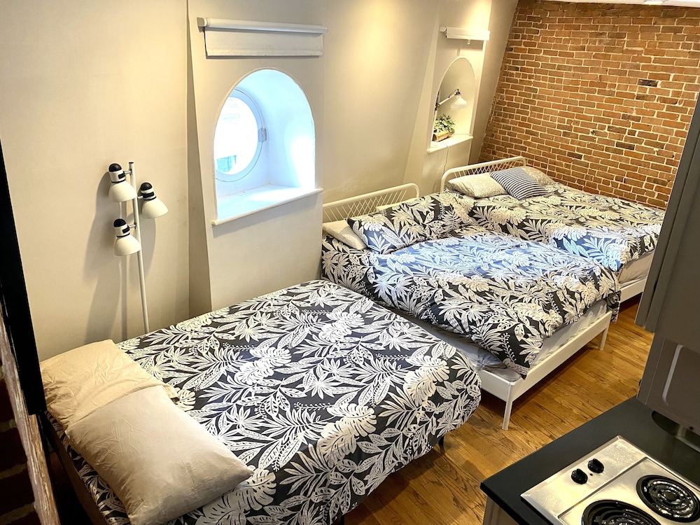 Deluxe Studio, Multiple Beds, Kitchenette photo 1