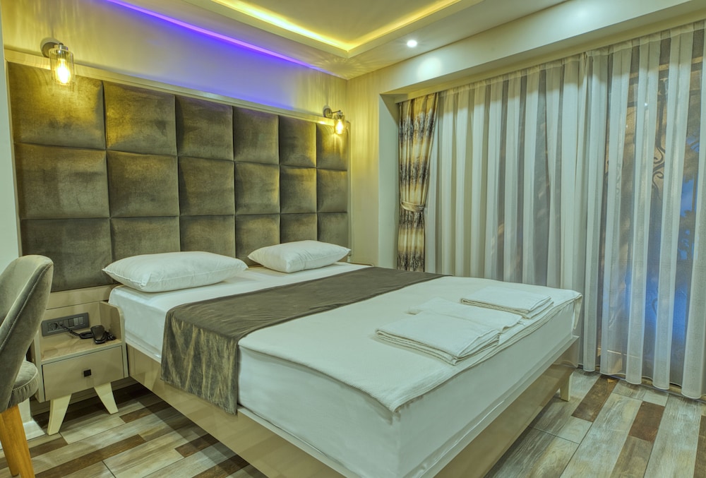 Economy Room, 1 King Bed, Smoking, Balcony photo 2