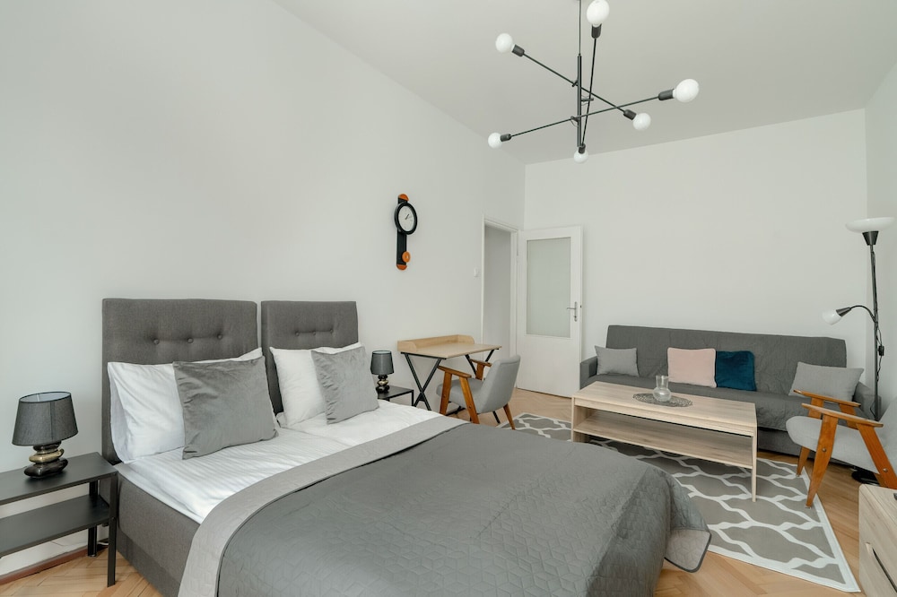 Studio, Balcony