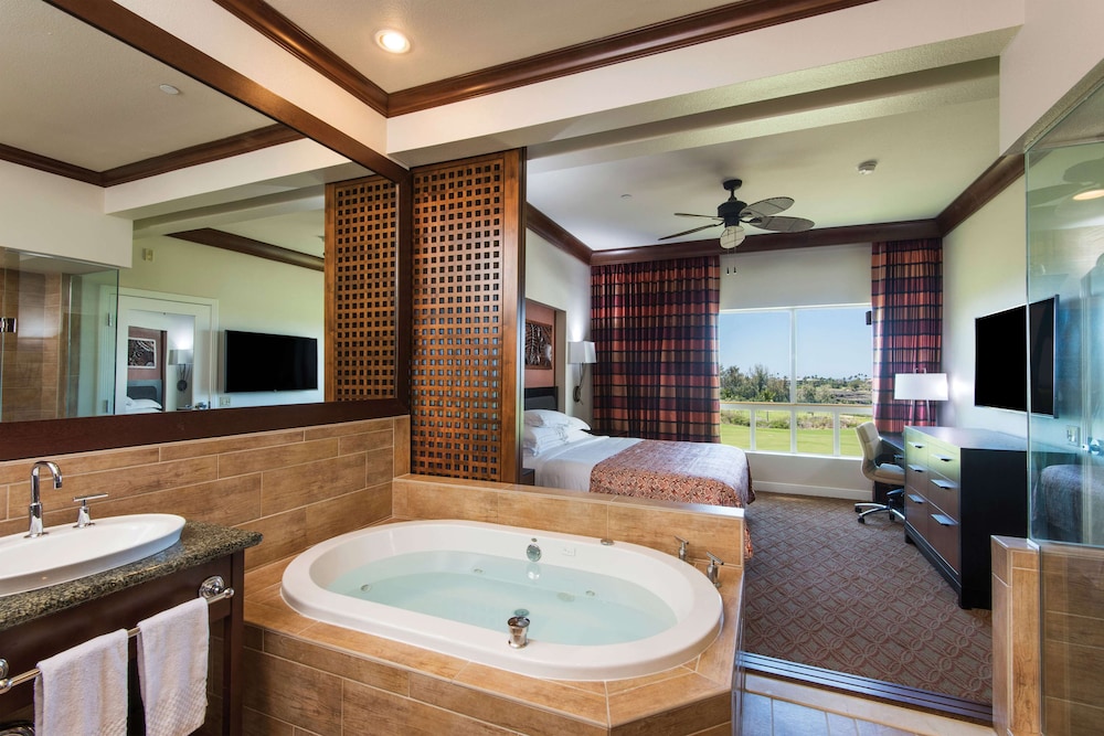Deluxe Suite, 2 Bedrooms, Accessible, Golf View (Roll-in Shower) thumbnail 5