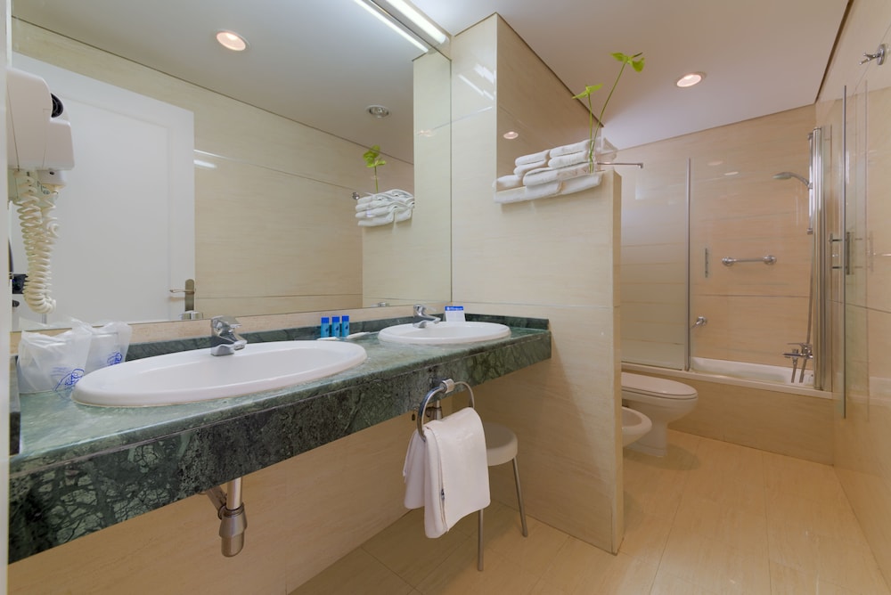 Quadruple Room (3 Adults and 1 Child) photo 2