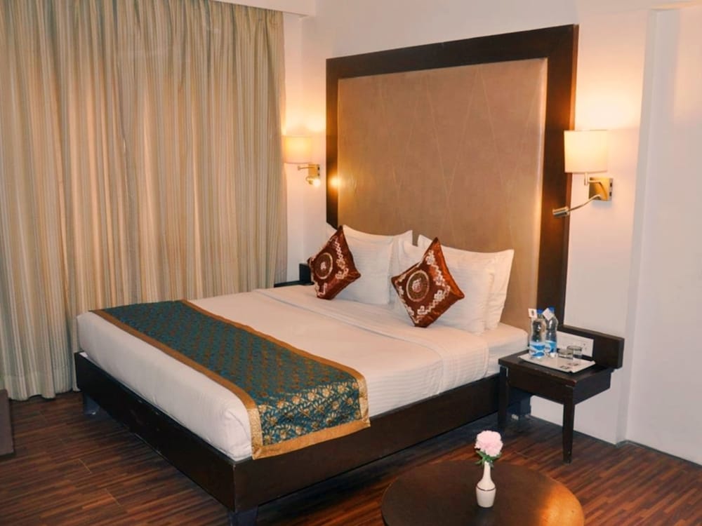 Premium Double Room, 1 King Bed, Non Smoking, Private Bathroom photo 3