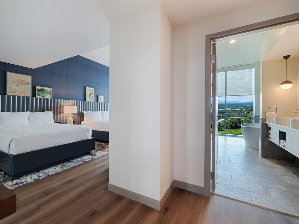 Premium Room, 2 Queen Beds (Bath Shower Combination) photo 1