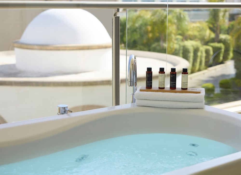 Deluxe Room with Spa Bath and Garden View thumbnail 5