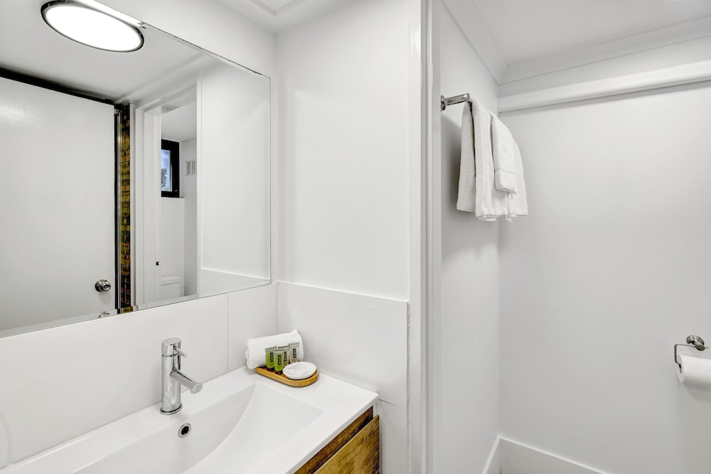 Traditional Double Room, 1 Queen Bed, Kitchenette thumbnail 6