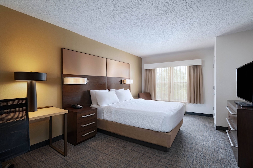 Suite, 2 Bedrooms, Fireplace (Mobility/Hearing Access, Roll-in Shwr)