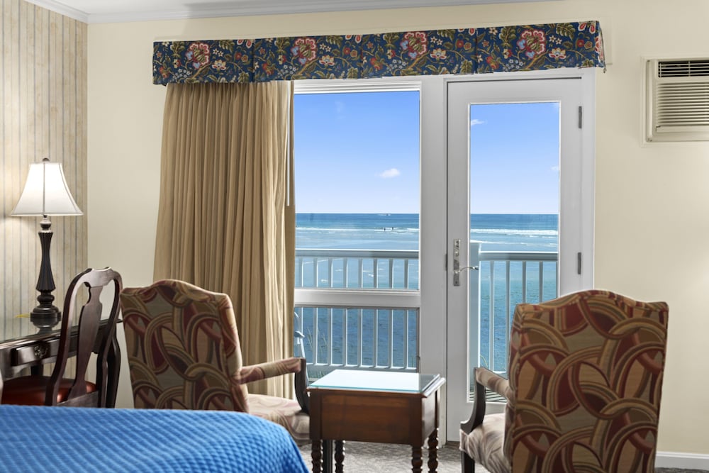 Oceanfront 1st Floor King Bed
