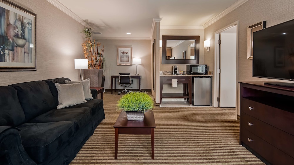 Standard Room, 1 King Bed, Accessible, Bathtub photo 2
