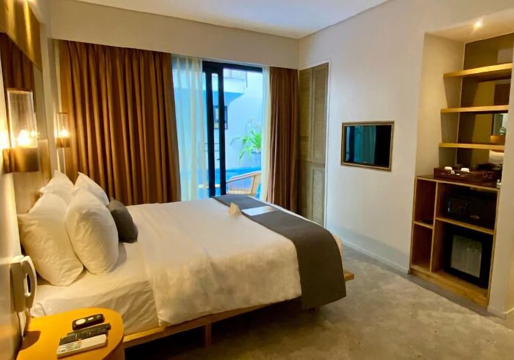 Premier Deluxe with Pool Access photo 1