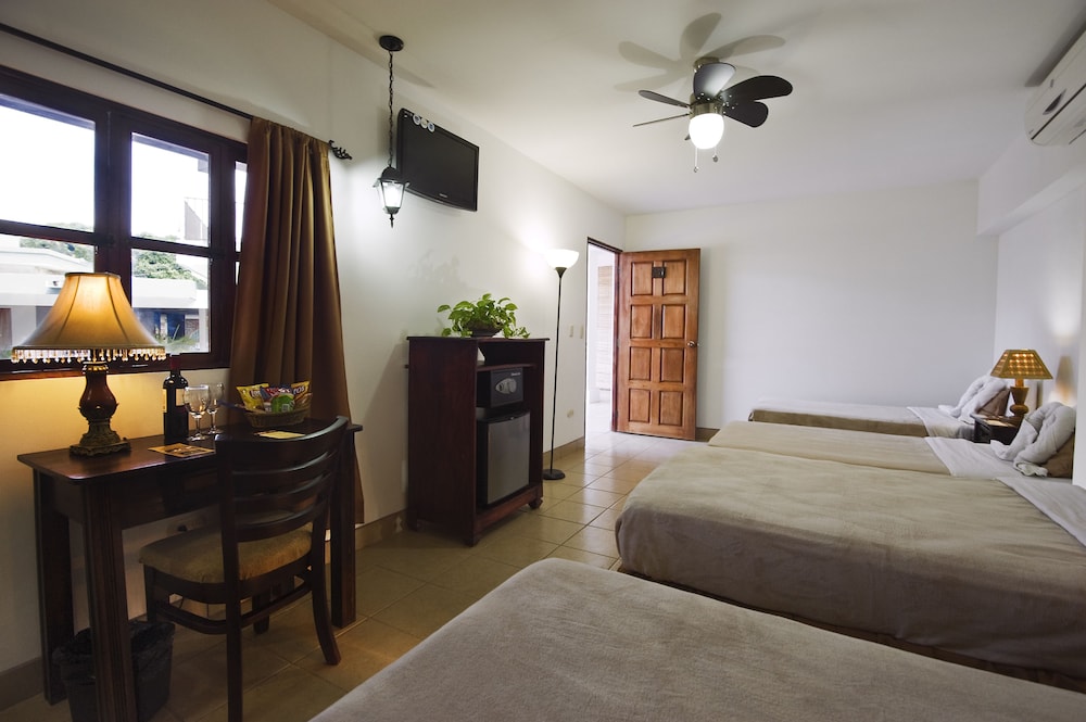 Standard Room, Pool View (2 twin beds ) photo 1