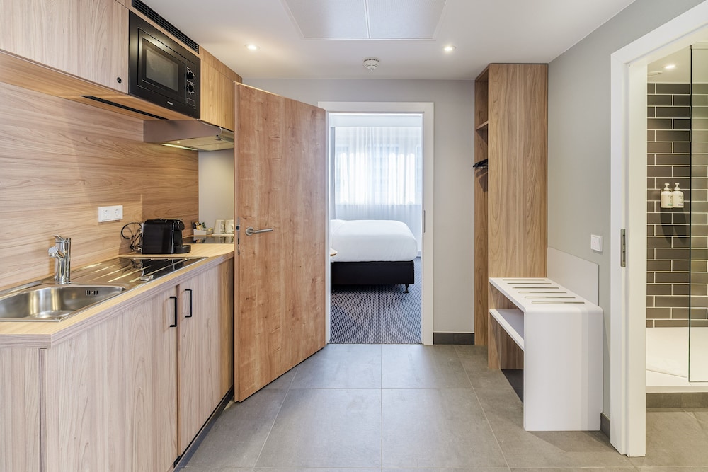 Suite, 2 Bedrooms - Photo 5