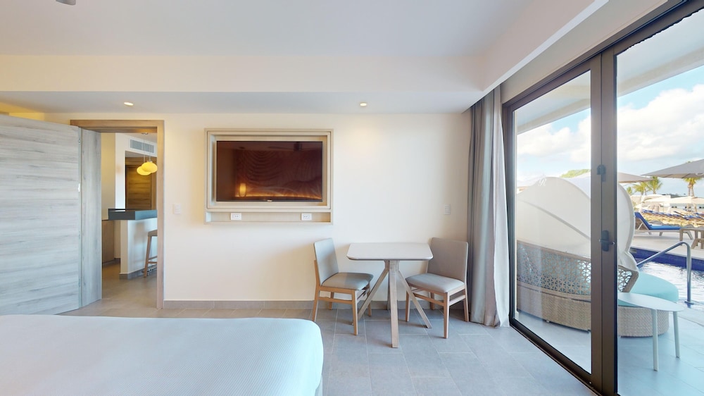 Luxury Presidential Beach Front Swim Out One Bedroom Suite Diamond Club