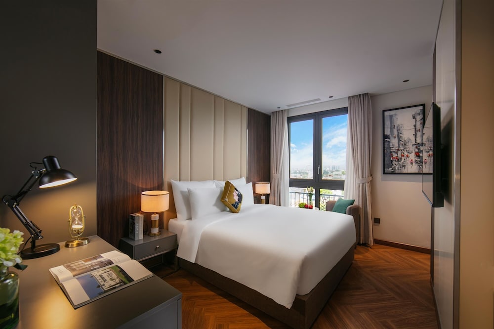 Deluxe Queen city view with bathtub
