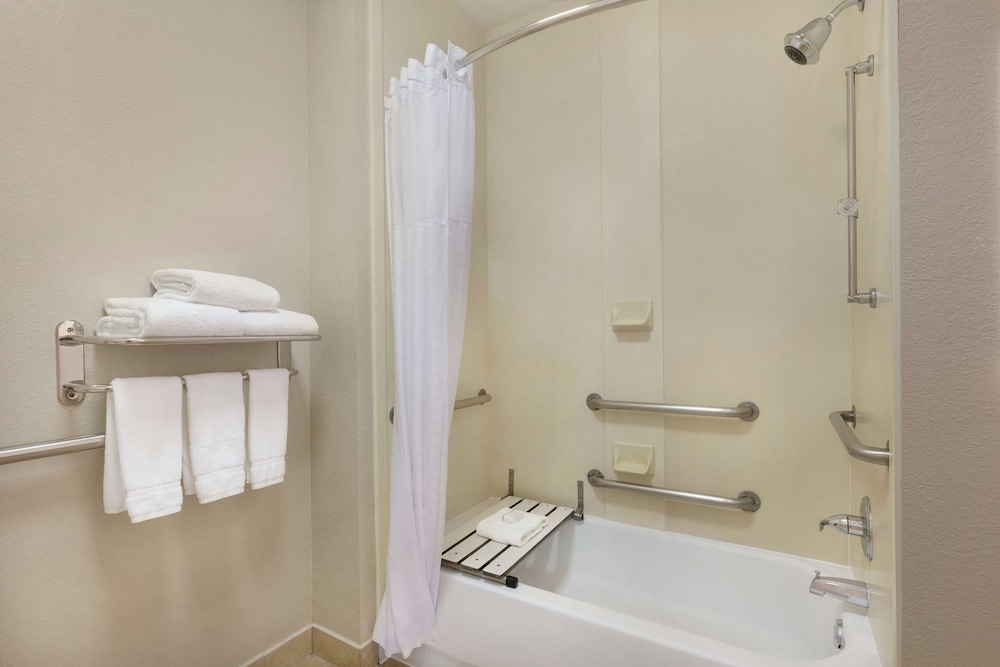 Suite, 1 King Bed, Accessible, Bathtub - Photo 2