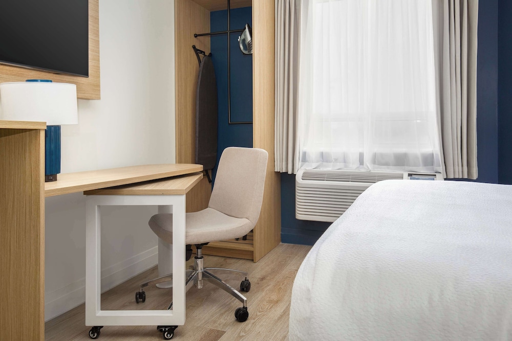 Room, 1 Queen Bed, Accessible, Bathtub (Mobility) - Photo 3