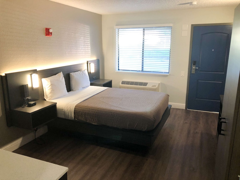 Standard Room, 1 Queen Bed, Accessible, Non Smoking - Photo 9