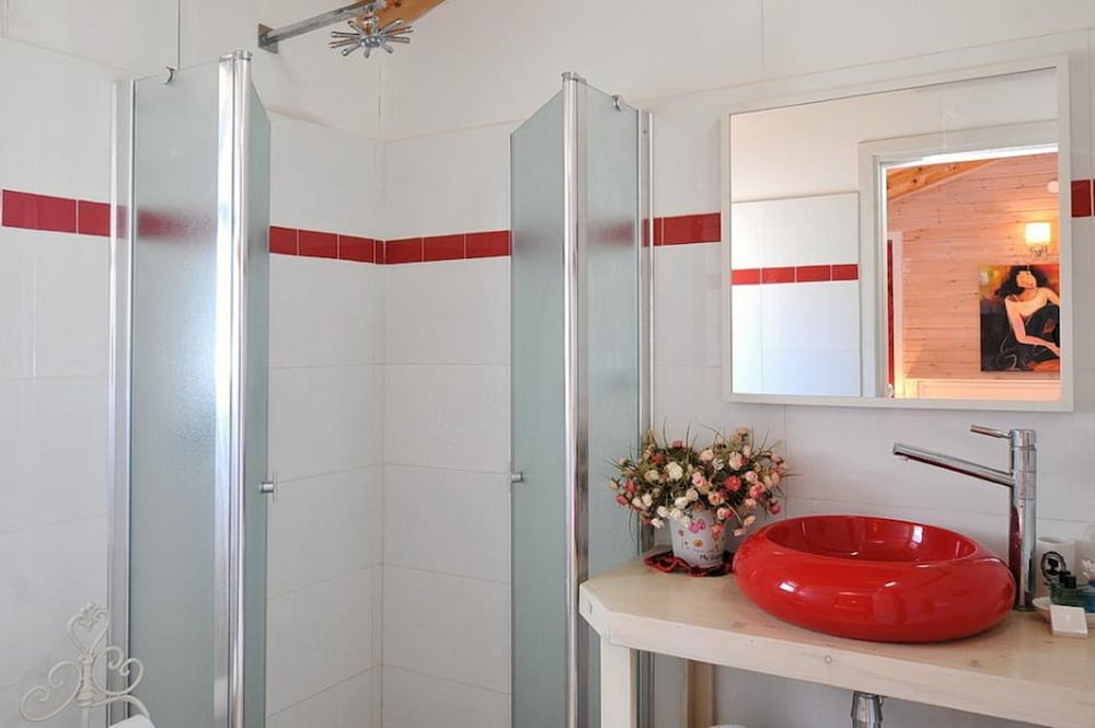 Deluxe Cabin, Jetted Tub photo 3