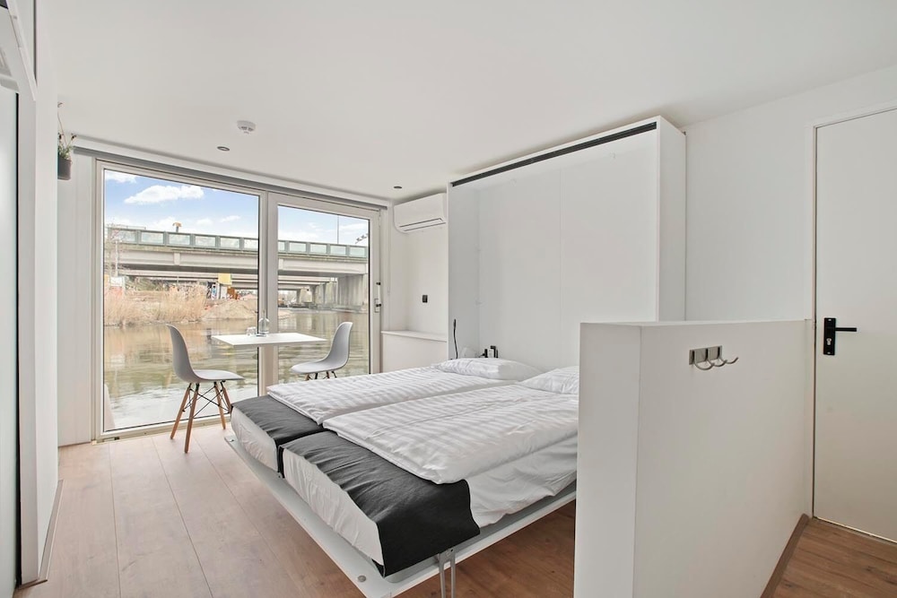 Deluxe Studio, Private Bathroom, Lake View photo 1