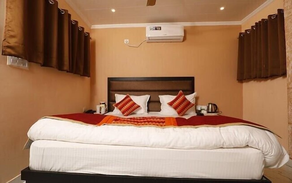 Deluxe Room, 1 King Bed, City View photo 3
