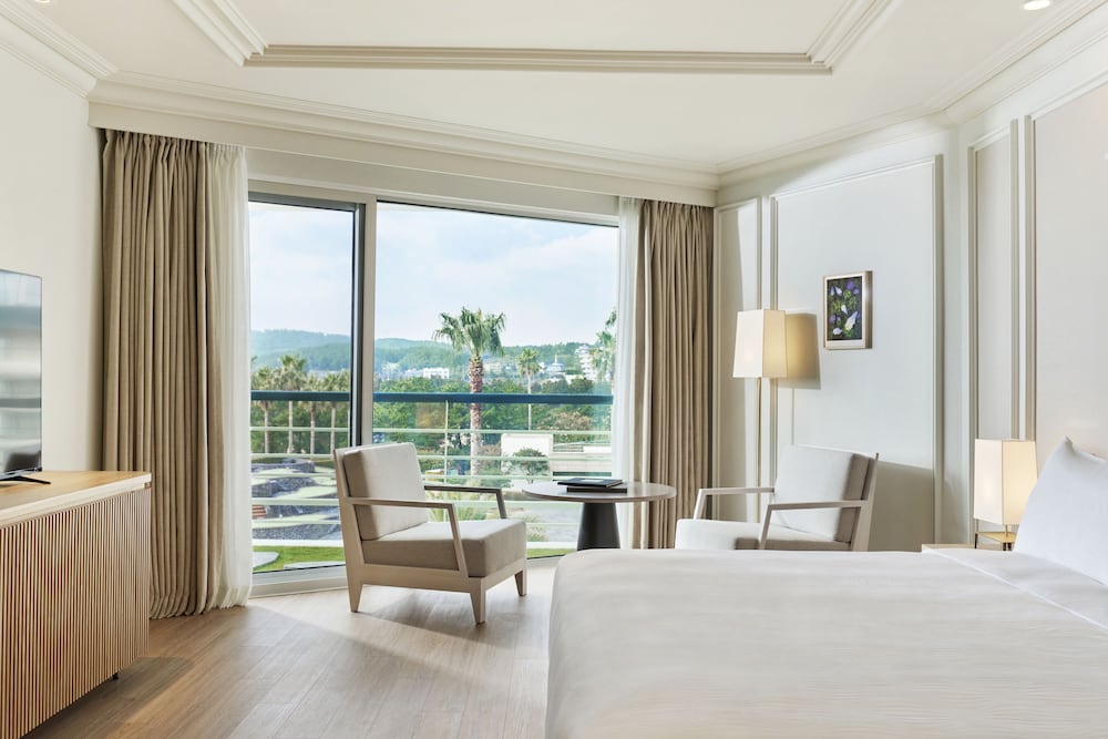 Luxury Suite Poolside View King + Sun Bed For 2 + 2 Beverage