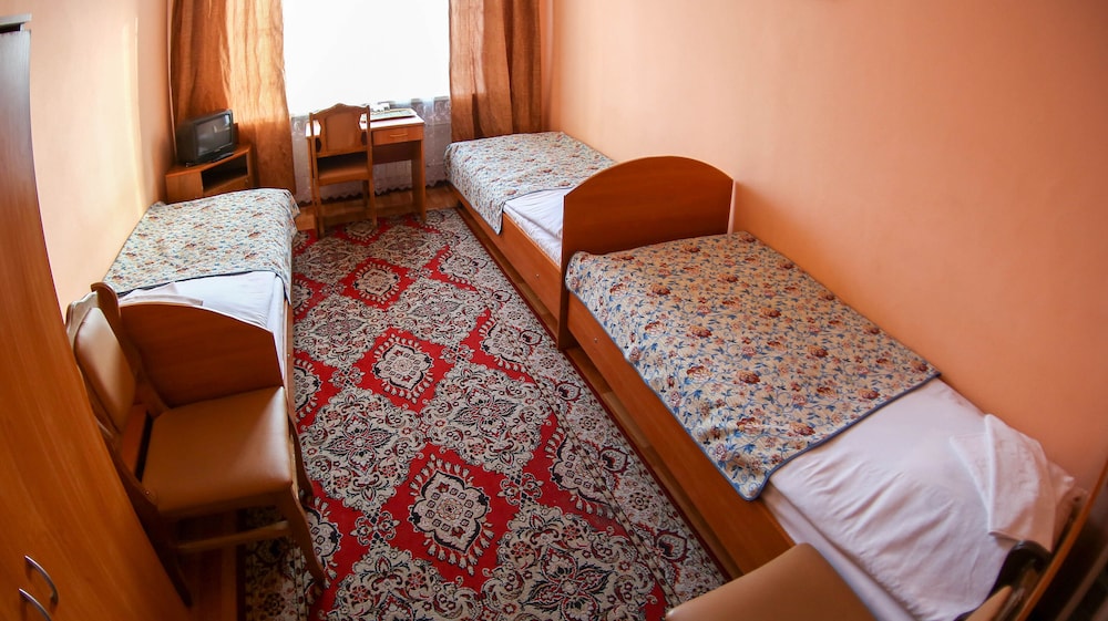 Economy Triple Room photo 3