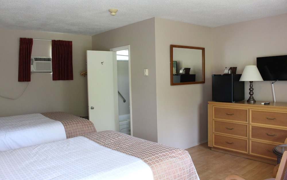 Standard Room, 2 Double Beds (Tennis Court Section) photo 3